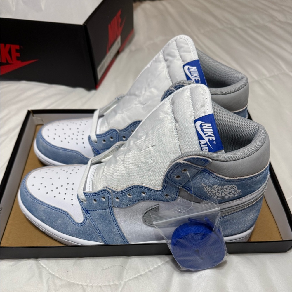 Air Jordan 1 Retro High OG Hyper Royal